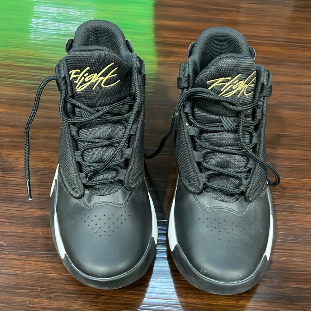 Air JORDAN MAX AURA 4 GS 'BLACK METALLIC GOLD.